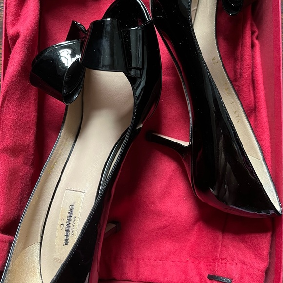 Valentino black patent peep-toe bow pump in 37.5 (size7) - Picture 2 of 4